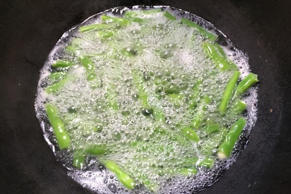 四季豆炒肉的做法图解1