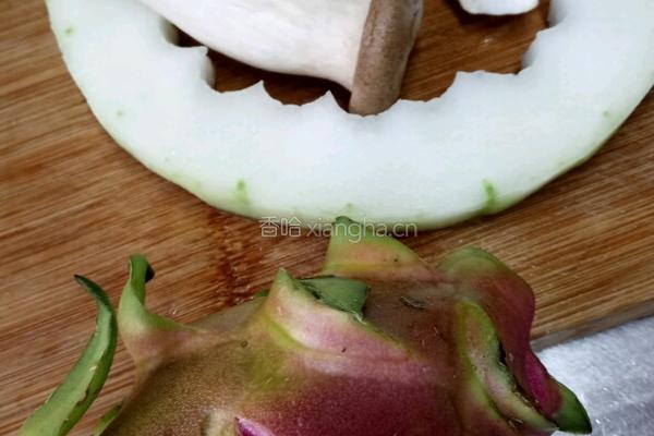 瓜果牛肉粒的做法图解1