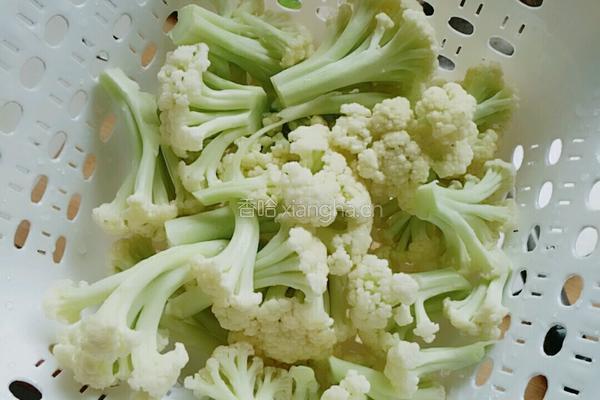 炝拌菜花的做法图解1