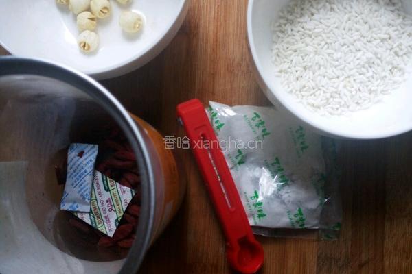 糯米莲子羹的做法图解1