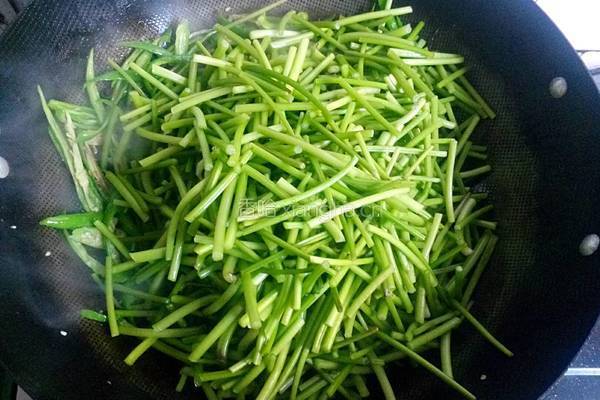 青椒炒红薯杆的做法图解5