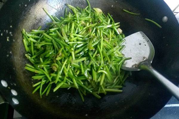 青椒炒红薯杆的做法图解7