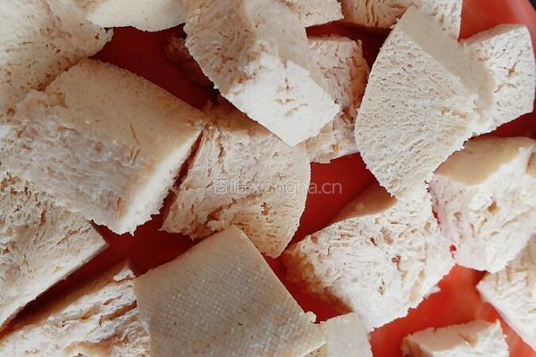 红烧豆腐鸡丁的做法图解1