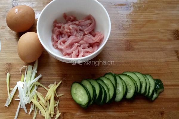 肉丝鸡蛋面的做法图解1