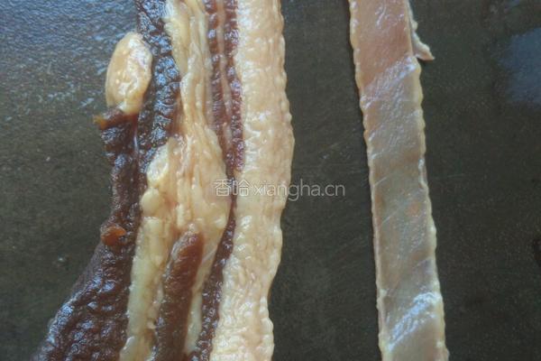 腊肉炒紫扁豆的做法图解2