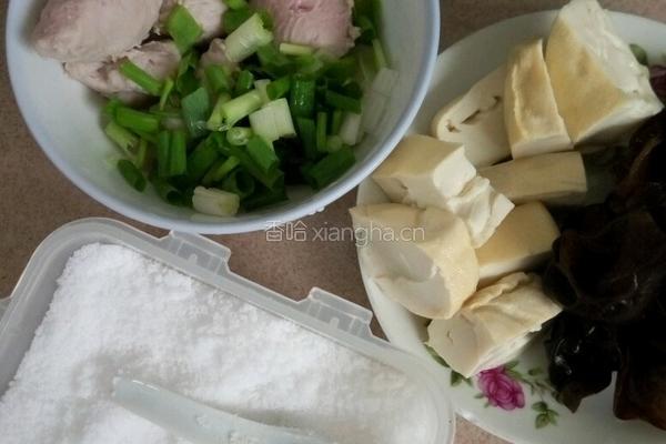 豆腐木耳肉丸汤的做法图解1
