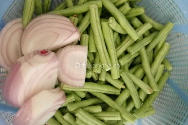 瘦肉炒豆角的做法图解1