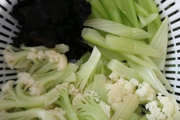 白菜花炒杂菜的做法图解1