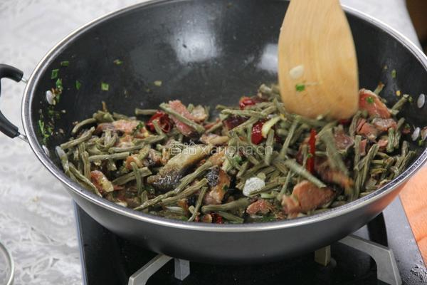 干豇豆炒腊肉 的做法图解4