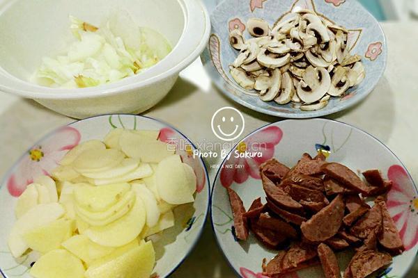 孜然土豆炒红肠的做法图解1