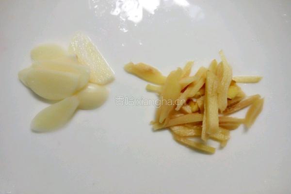 猪油渣炒卷心菜的做法图解2