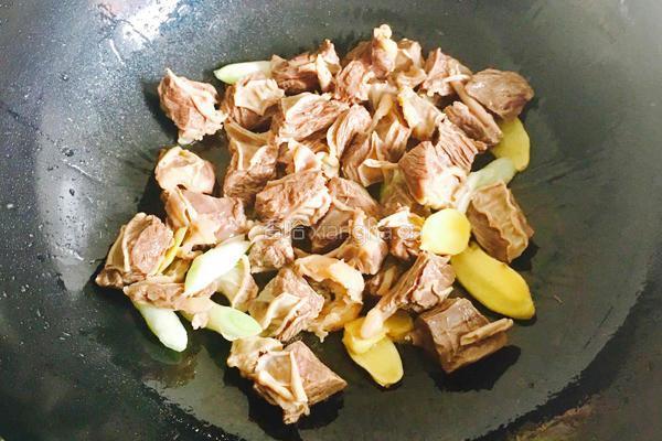 土豆番茄炖牛肉的做法图解12