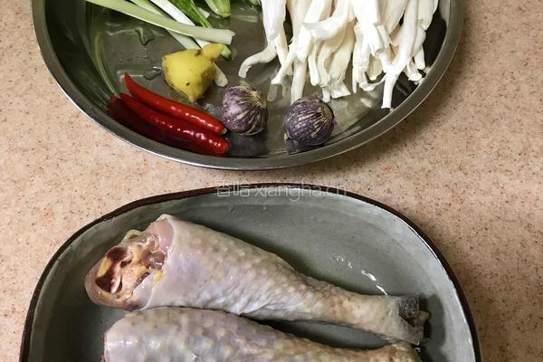 海鲜菇拌鸡腿的做法图解2