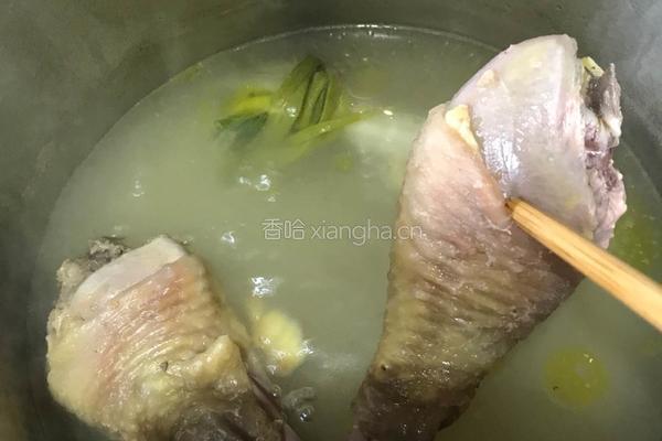 海鲜菇拌鸡腿的做法图解5