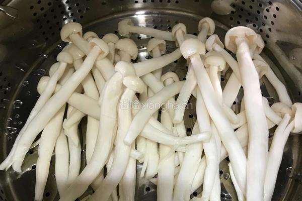 海鲜菇拌鸡腿的做法图解6