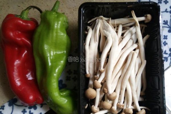 青红椒炒蟹味菇的做法图解1