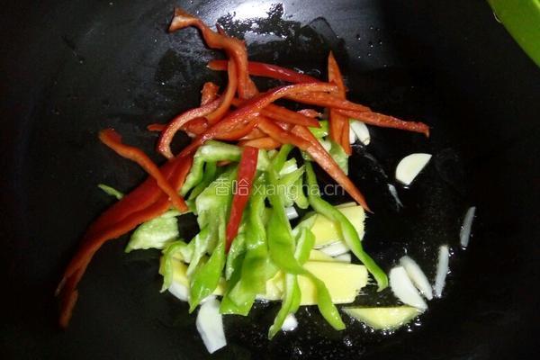 青红椒炒蟹味菇的做法图解9