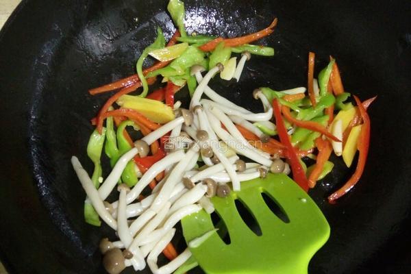 青红椒炒蟹味菇的做法图解10