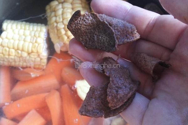 玉米扁鱼菜干汤的做法图解4