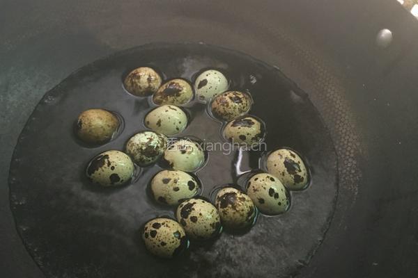鹌鹑蛋红烧肉的做法图解1