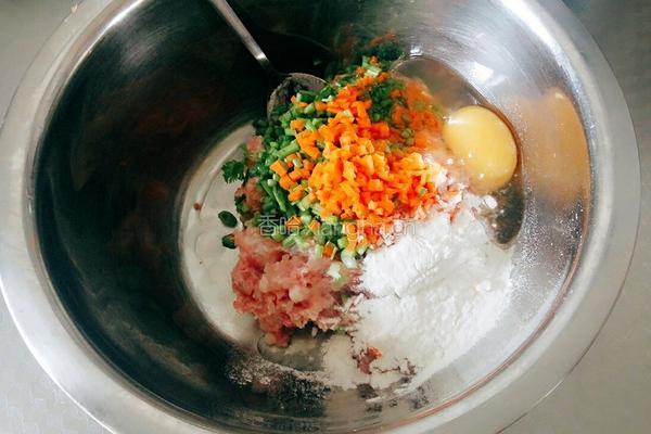 肉丸蒸蛋的做法图解1