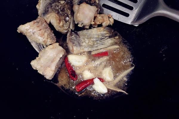家常红烧鲫鱼块的做法图解4