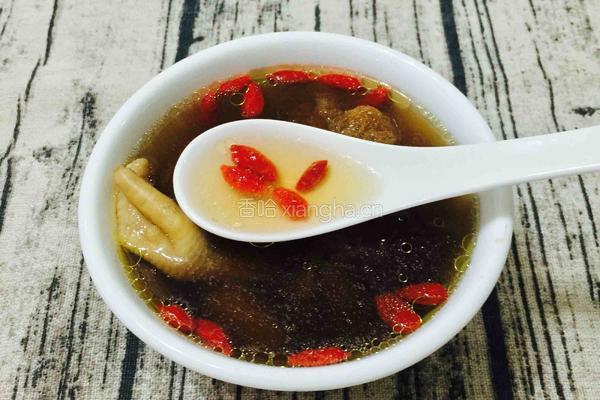 双菇枸杞猪骨炖汤的做法图解10
