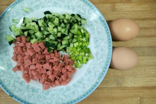鸡蛋黄瓜蛋包饭的做法图解2