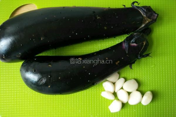 蒜香手撕茄子的做法图解1