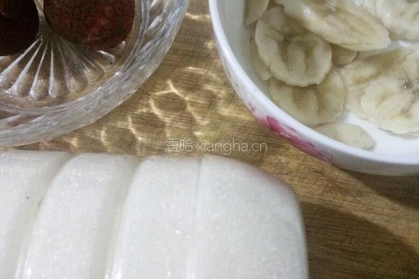 荔枝香蕉糖水的做法图解1