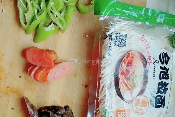 腊味炒面的做法图解1