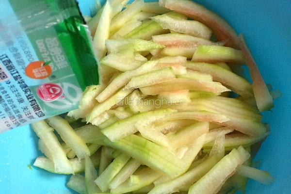 家常炒西瓜皮的做法图解1
