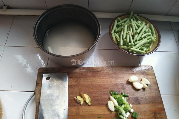 豆角焖饭的做法图解1