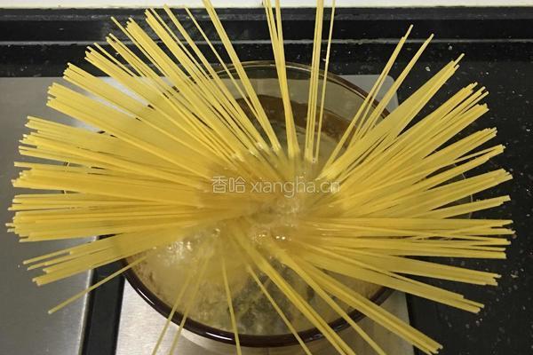 茄汁意面的做法图解5