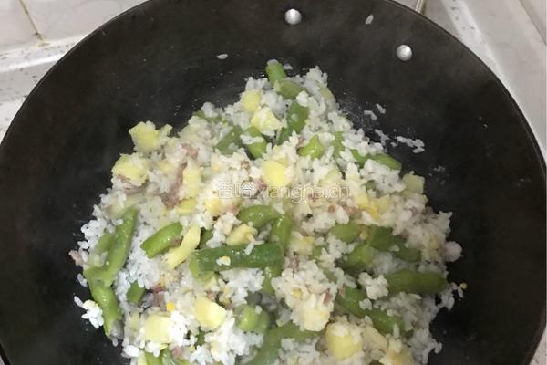 火腿洋芋四季豆焖饭的做法图解9