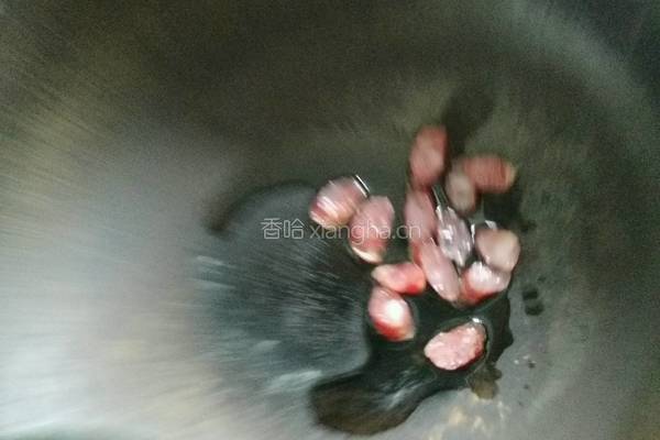 五彩腊肠蔬菜丁的做法图解3