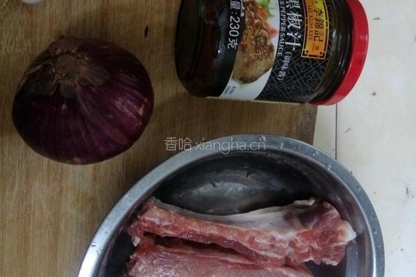 黑椒排骨腊味煲仔饭的做法图解1