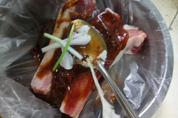 黑椒排骨腊味煲仔饭的做法图解2