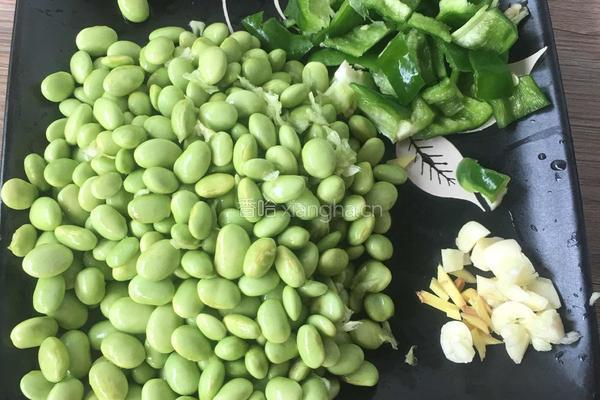 肉丁毛豆米的做法图解1