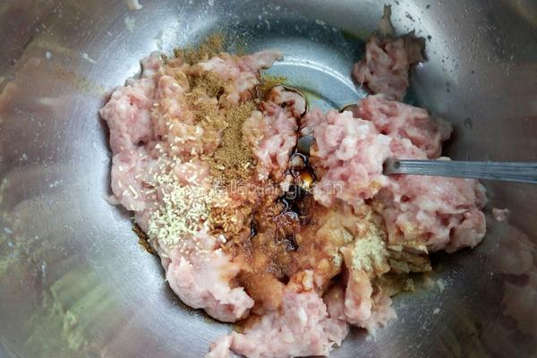 猪肉萝卜大馅蒸饺的做法图解4