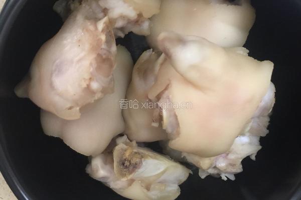 红烧黄豆猪蹄的做法图解2