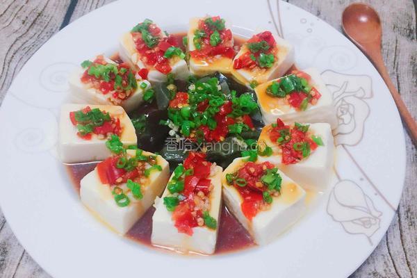 剁椒皮蛋拌豆腐的做法图解1