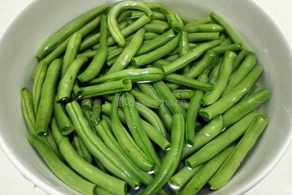 咸菜炒四季豆的做法图解1