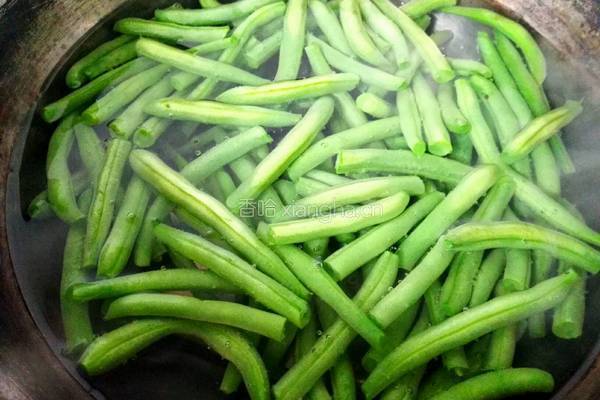 咸菜炒四季豆的做法图解2