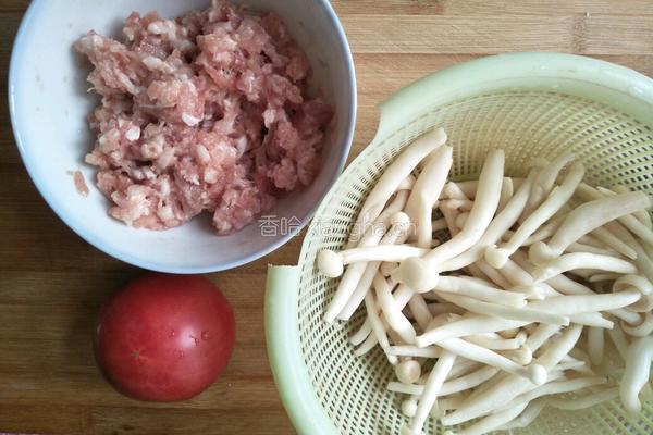 海鲜菇西红柿肉丸汤的做法图解2