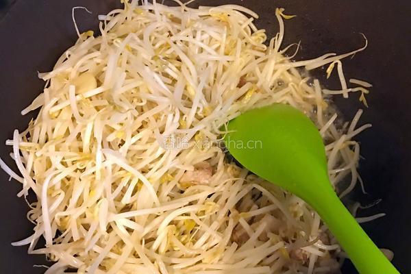 绿豆芽炒鸡蛋干的做法图解2