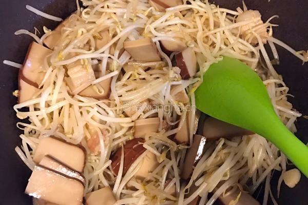 绿豆芽炒鸡蛋干的做法图解3