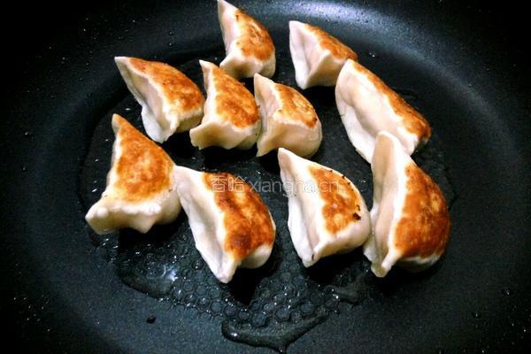 煎速冻饺子的做法图解3