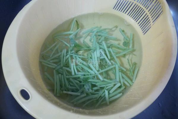 苋菜杆炒蚕豆的做法图解1