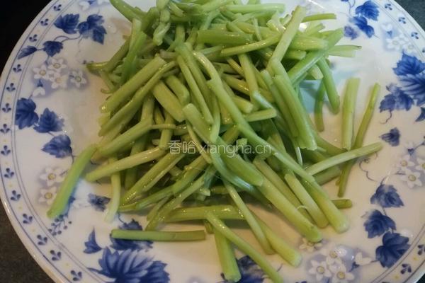 苋菜杆炒蚕豆的做法图解2